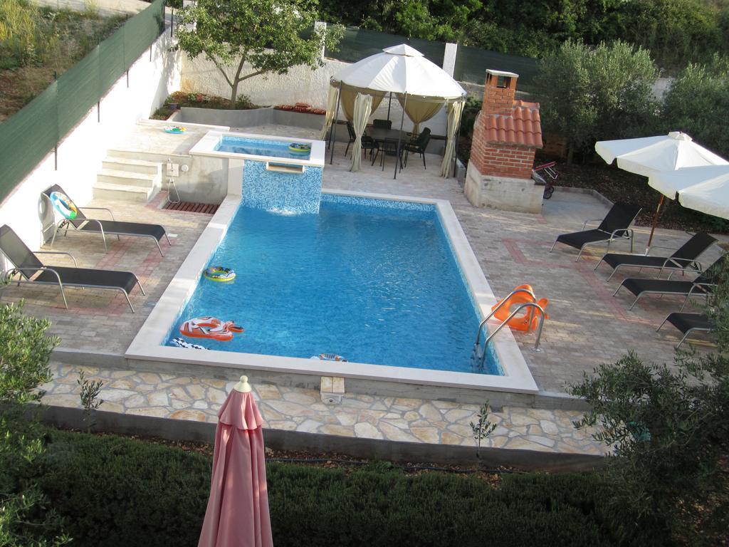 Apartments Nives Supetar Exterior photo