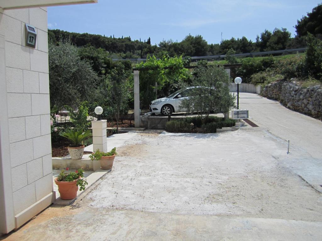 Apartments Nives Supetar Exterior photo