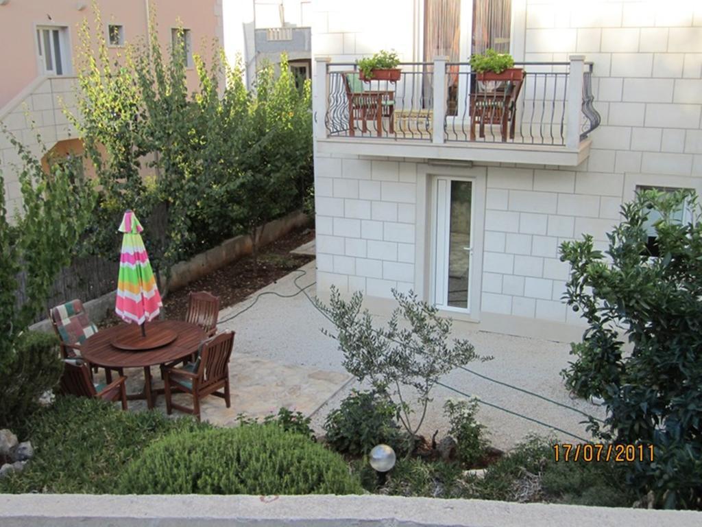 Apartments Nives Supetar Exterior photo