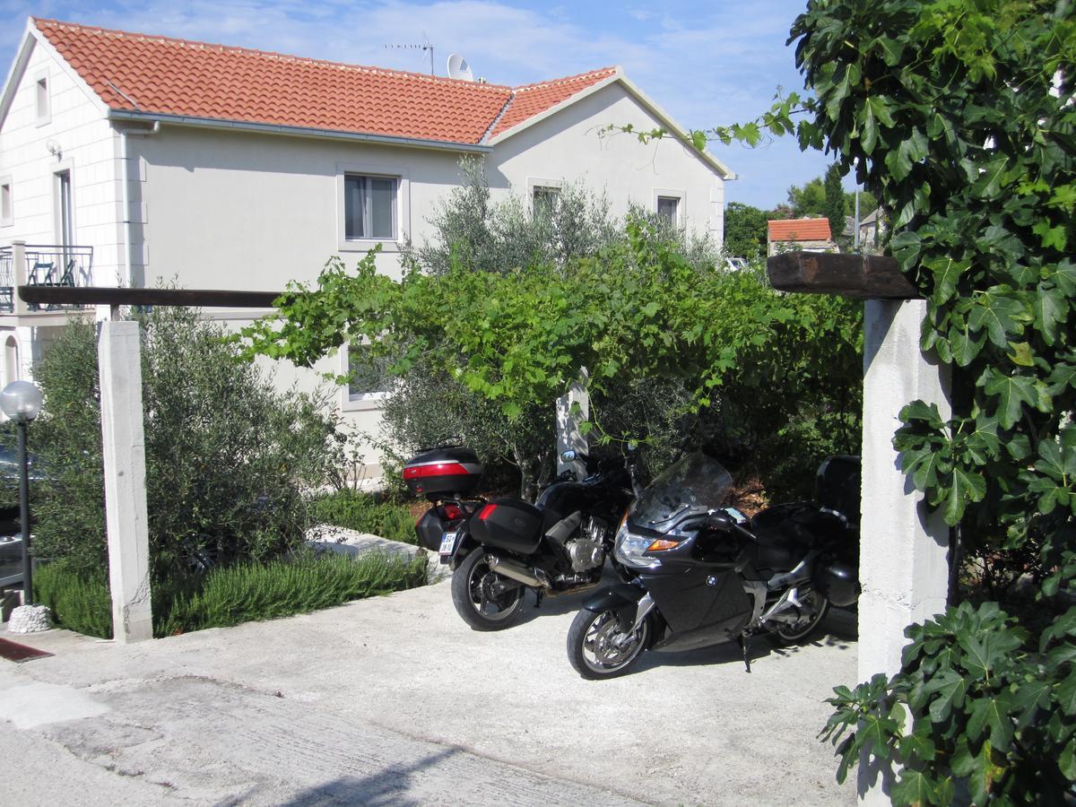 Apartments Nives Supetar Exterior photo