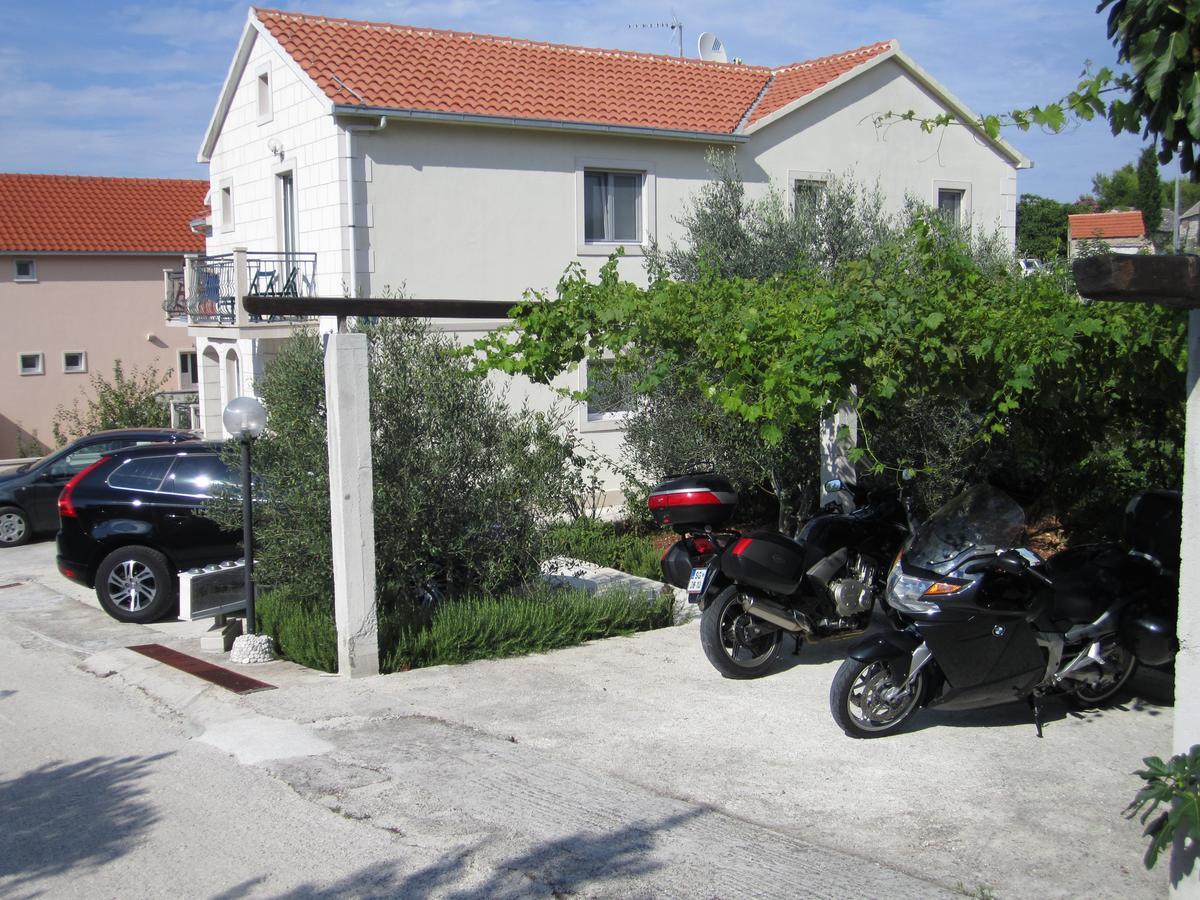 Apartments Nives Supetar Exterior photo