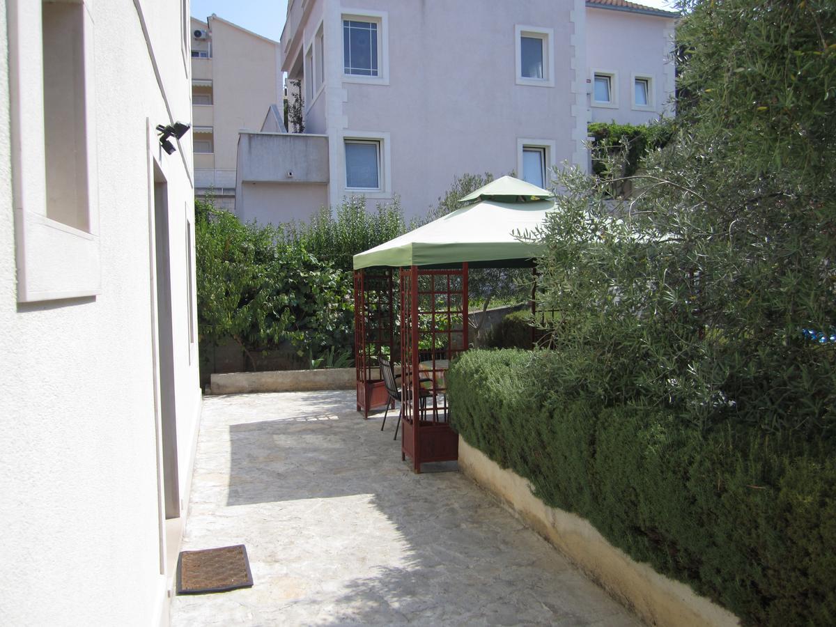 Apartments Nives Supetar Exterior photo