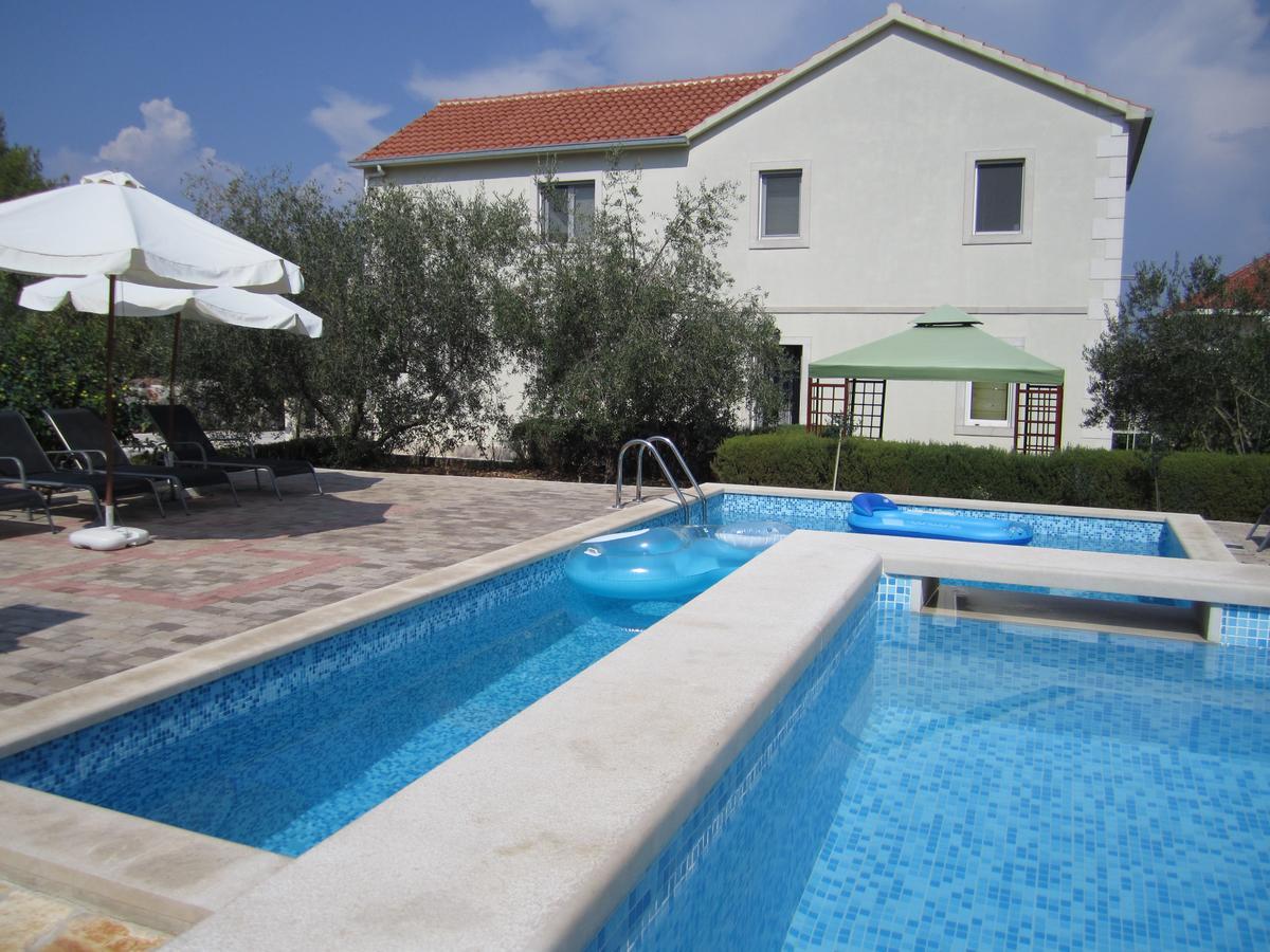 Apartments Nives Supetar Exterior photo